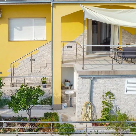 Lux Erato - 10 Min Walk - Free Parking Apartment *