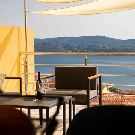 Lux Erato - 10 Min Walk - Free Parking Apartment *