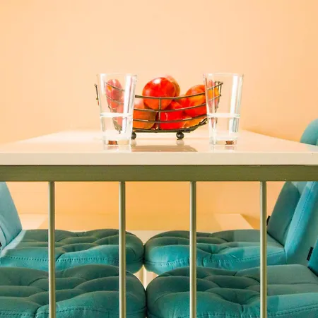 Lux Erato - 10 Min Walk - Free Parking Apartment