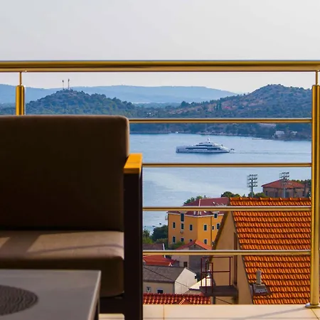Lux Erato - 10 Min Walk - Free Parking Apartment